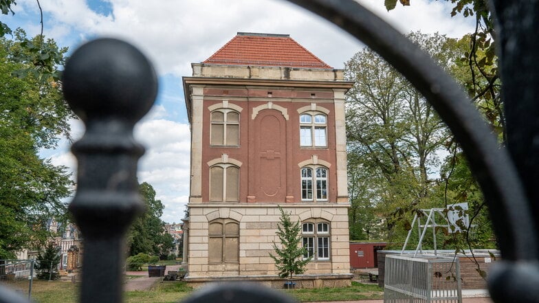 In dieser Woche beginnen die vorbereitenden Arbeiten für die Sanierung der beiden Giebelseiten der Pestalozzioberschule in Hartha. Diese wird seit dem Jahr 2018 Stück für Stück saniert.