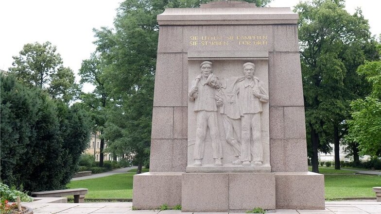 Das VVN-Denkmal zur Erinnerung an die Verfolgten des Naziregimes wurde 1958 von Georg Türke geschaffen.