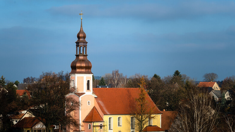 Die Marienkirche in Goldbach. Der Turm wurde in diesem Jahr rosa gestrichen, das Schiff ist noch gelb. Im Jahr 2020 soll auch an diesem Teil des Gotteshauses die Fassadenfarbe geändert werden.