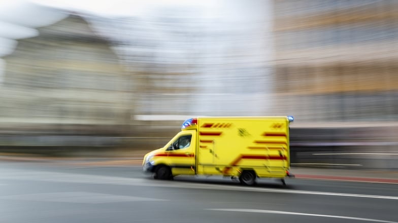 Eine Radfahrerin übersah am Sonntagnachmittag eine Schranke und erlitt durch den Sturz schwerste Verletzungen.