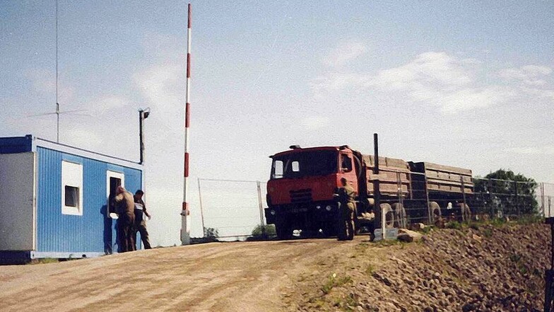 1991 begann neben einer Behelfsbrücke der Bau der Autobahnbrücke Ludwigsdorf. Schon damals wurde eine Kontrollstelle in einem kleinen Container eingerichtet, auch wenn hier zuerst meist nur Baufahrzeuge rollten.