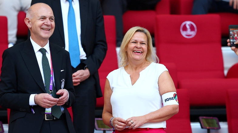 Bundesinnenministerin Nancy Faeser (SPD) und DFB-Präsident Bernd Neuendorf im Stadion.