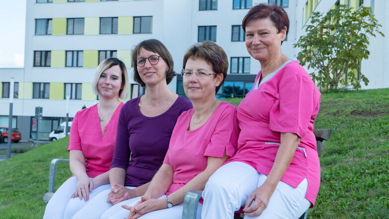 Die neue Frauenärztin Sabine Walter (2.v.l.) mit ihrem Team: Schwester Chantal, Schwester Marion und Sprechstundenhilfe Cornelia (v.l.) vorm Großenhainer Facharztzentrum.