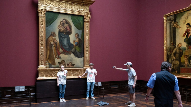 Zwei Umweltaktivisten der Gruppe "Letzte Generation" klebten ihre Hände am Dienstag in der Dresdner Gemäldegalerie Alte Meister am Rahmen von Raffaels "Sixtinischer Madonna" fest.