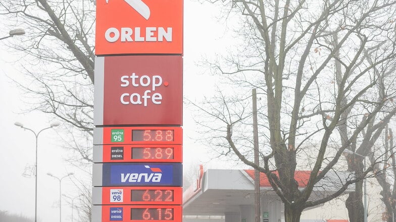 Waren meist die Benzin-Preise an polnischen Tankstellen - wie auf dem Archivfoto der Orlen-Tankstelle in Zgorzelec  - wichtig für deutsche Autofahrer, schauen sie jetzt auch auf die Beimischung von Bioethanol beim polnischen Sprit.