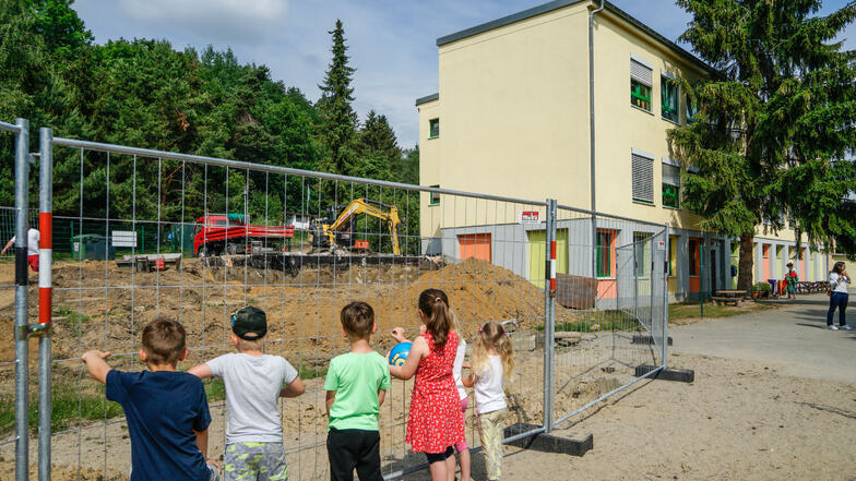 Die Kinder der Hummelburg in Großpostwitz haben jetzt zwar weniger Fläche zum Spielen, dafür aber viel zu schauen. Mit schwerem Gerät beginnen derzeit die Arbeiten für einen neuen Anbau.