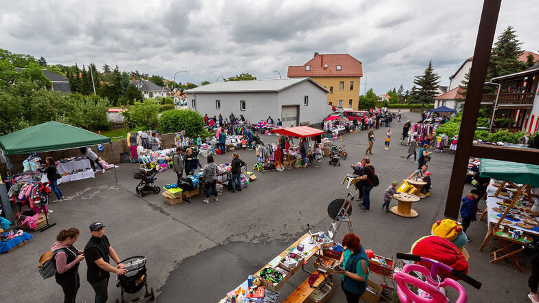 Der erste Kindersachen-Flohmarkt nach den Corona-Einschränkungen in der Region am Sonntag in Bannewitz.