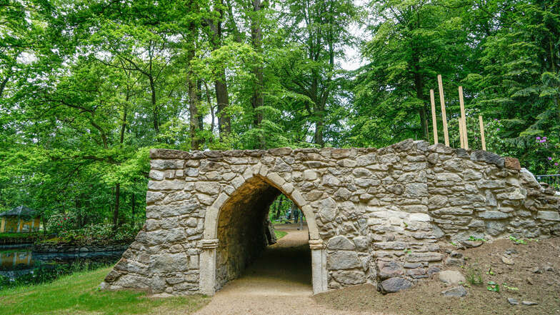 Die sogenannte Grotte im Park des Rammenauer Barockschlosses wurde restauriert. Besucher dürfen jetzt auch wieder die Plattform betreten.