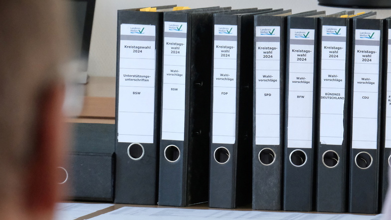 In diesen Ordnern sind die Unterlagen für die anstehende Kreistagswahl gesammelt.