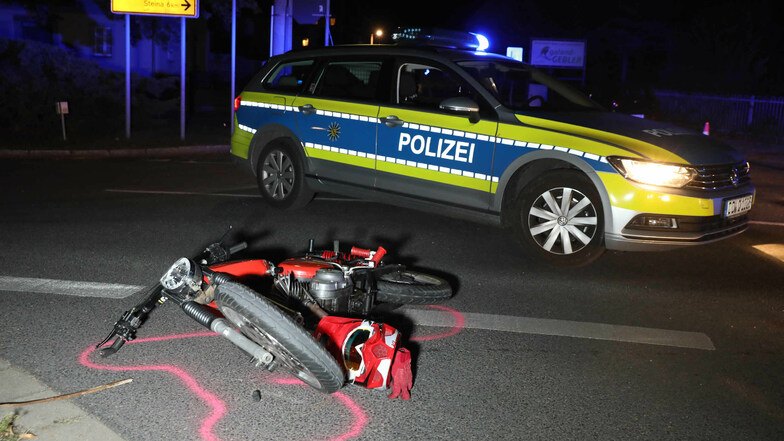 Ein Bild nach dem Unfall in Gersdorf, bei dem der junge Polizist schwer verletzt wurde.