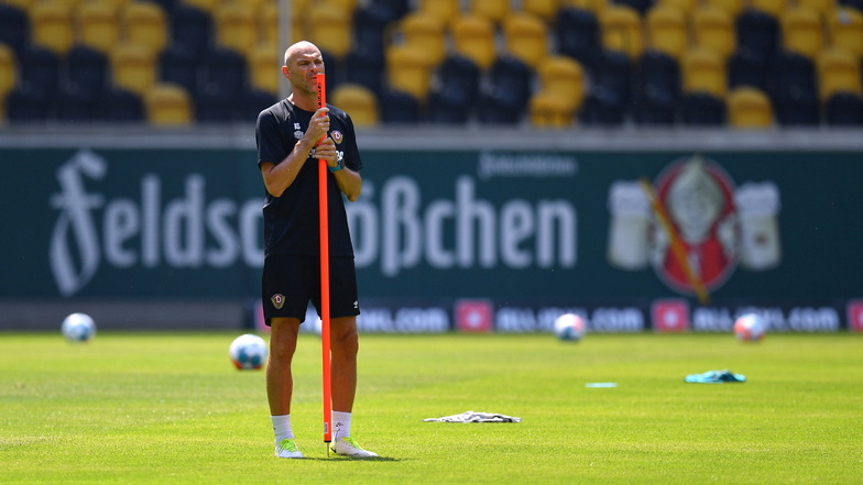 Dynamos Trainer Alexander Schmidt bereitet die Mannschaft auf den Zweitliga-Start vor, und im Hintergrund tobt der Bier-Streit. Feldschlößchen hat den Verein verklagt - wegen Radeberger.