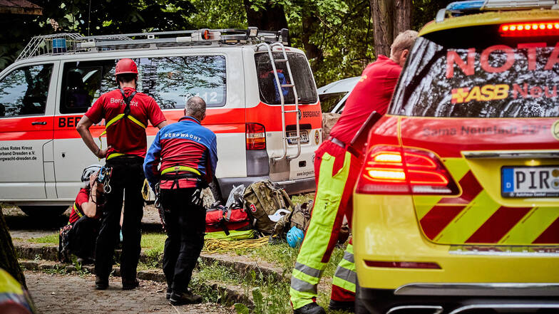 Auf den Elbwiesen wurde die Verletzte nach ihrer Bergung versorgt und dann ins Krankenhaus geflogen.
