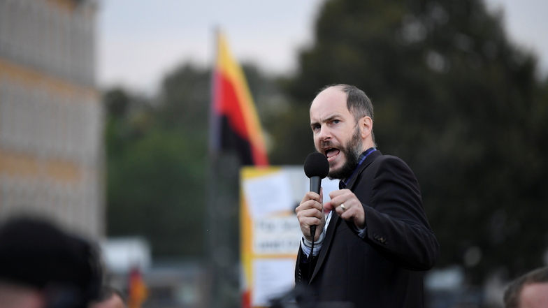 Der Rechtsanwalt und "Freie Sachsen"-Chef Martin Kohlmann weiß wie man extremistische Proteste steuert. Im Spätsommer 2018 hat er in Chemnitz maßgeblich Aufmärsche von Neonazis und „besorgten Bürgern“ mit organisiert.