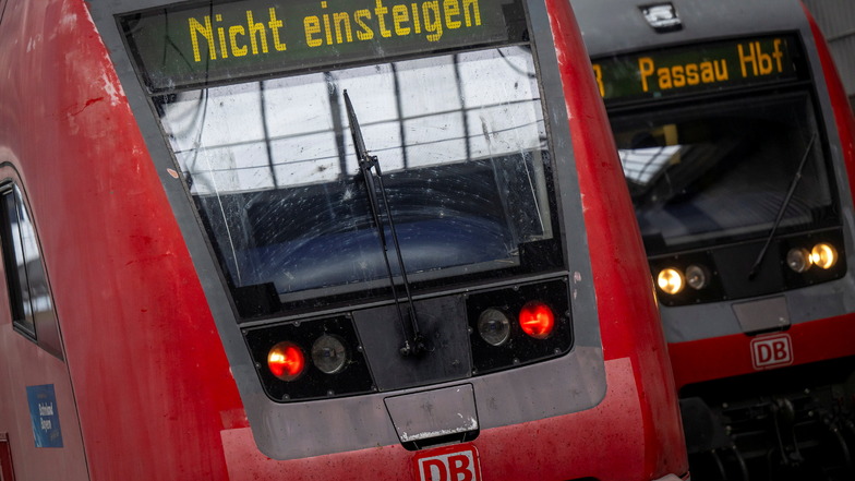 "Nicht einsteigen" steht an einem  Regionalzug der Deutschen Bahn.