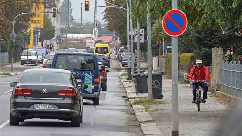 Den Stress, zwischen dem hektischen Autoverkehr auf der Stieberstraße zu radeln, ersparen sich viele Bautzener. Sie weichen stattdessen mit ihrem Rad auf den Fußweg aus.