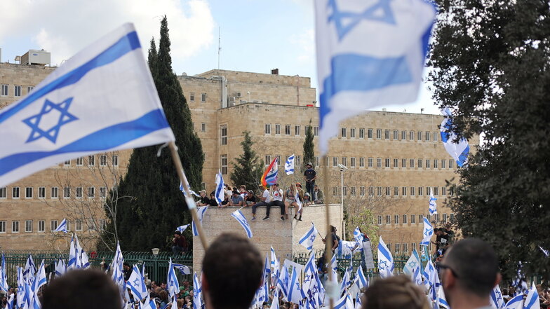 Premier Netanjahu lenkt nach den Massenprotesten in Israel ein: Der geplante Umbau der Justiz soll verschoben werden.