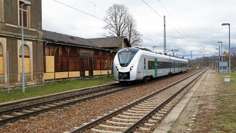 Ein Zug der MRB am Haltepunkt in Stauchitz. auf einem Teilstück der Strecke zwischen Chemnitz und Elsterwerda gilt ab Ende Juli teilweise Schienenersatzverkehr.