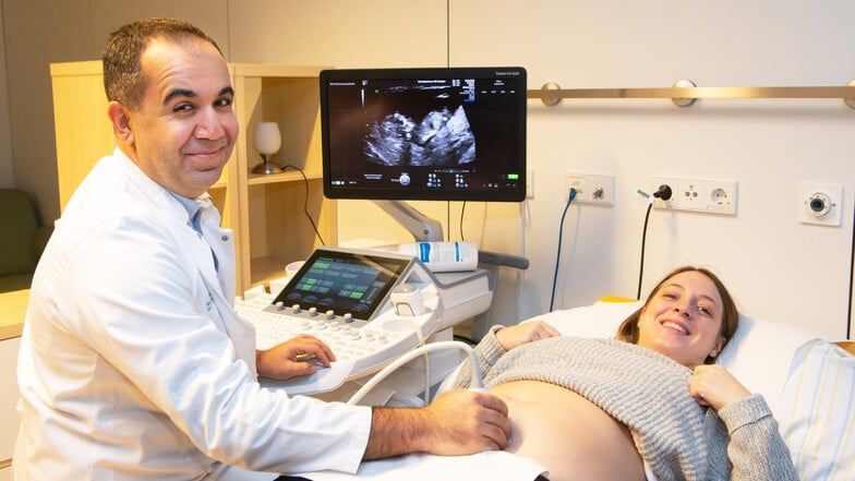 Cahit Birdir, Oberarzt am Uniklinikum, untersucht Patientin Kristin Götze per Ultraschall. Sie bekommt eine besondere Behandlung, weil ihr ungeborenes Kind wahrscheinlich nicht richtig versorgt wird.