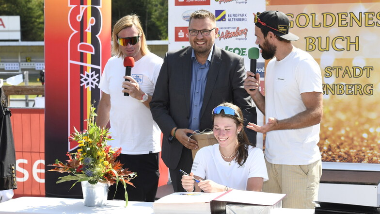 Den Eintrag von Alma Siegismund besiegelte Bürgermeister Markus Wiesenberg (m.) mit einem Geschenk, zudem sorgten Olympiamedaillengewinner Michael Rösch (r.) und ZDF-Wettkönig und Extremsportler Philipp Auerswald (l.) für eine feierliche Würdigung.