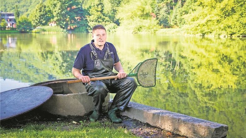 Herr der Forellen: Rico Voss kümmert sich um die Fische im Schlossteich. Der Sonntag wird dort ein besonderer Tag sein.