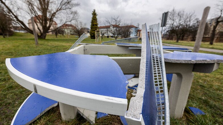 Sinnbild für blinde Zerstörungswut in Freital: eine Tischtennisplatte im Windbergpark. Vor gut einem Jahr war sie in Trümmer gelegt worden.