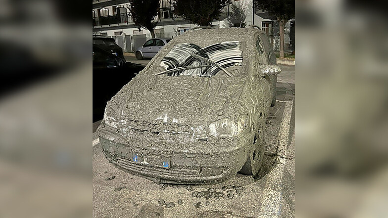 Bardonecchia: Ein Auto ist nach schweren Unwettern  mit Schlamm bedeckt.