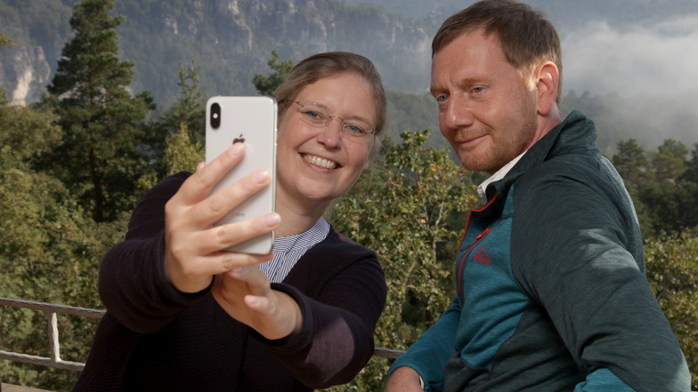 Selfie mit dem Ministerpräsidenten. SOE-Bundestagskandidatin Corinna Franke-Wöller mit Michael Kretschmer auf dem Rauenstein.