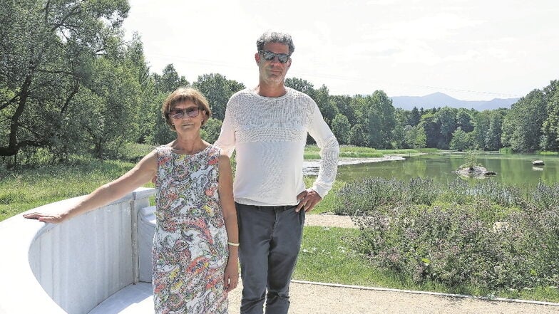 Grazyna Kolarzyk und Christopher Schmidt-Münzberg stehen bei der Marmorbank im polnischen Schlosspark Bukowiec.