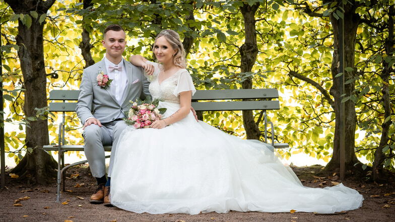 Sophie und Steve Oertel kommen aus Schlottwitz. Sie heirateten im September 2022. Die Gesamtkosten für ihre Hochzeit lagen bei rund 4.500 Euro.