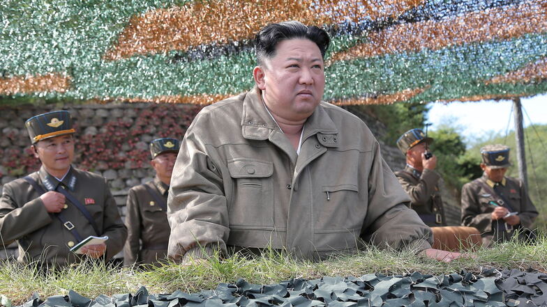 Kim Jong Un, Machthaber in Nordkorea, bei einer Militärübung für Luftangriffe der koreanischen Volksarmee.