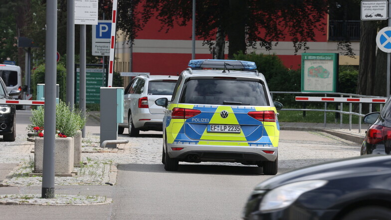 Ein Polizeifahrzeug steht vor dem Helios Klinikum in Erfurt.