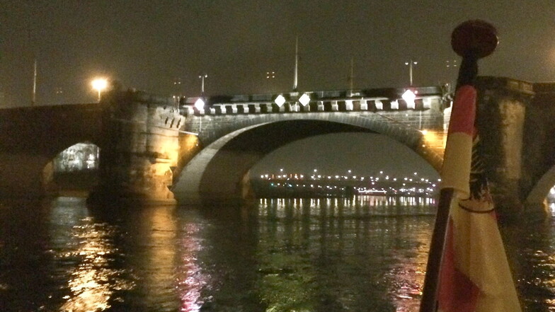 Die Anstrahlung der Augustusbrücke wurde bei Versuchen 2014 schon einmal getestet.