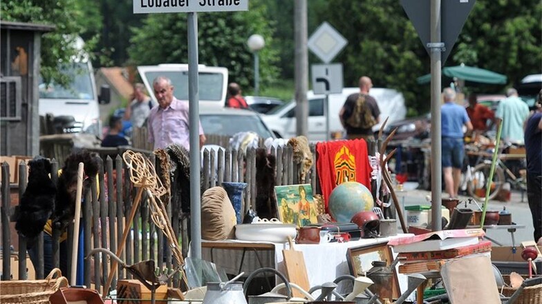 Nein, das ist kein Sperrmüll: Am Straßenrand boten viele Flohmarkthändler ihre Schätze an.