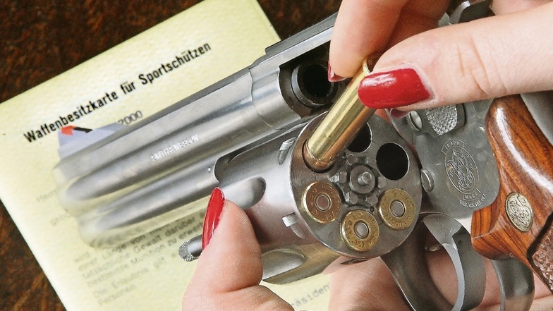 Immer mehr Menschen im Landkreis Bautzen haben die Erlaubnis, eine Schusswaffe zu besitzen. Nur ein Landkreis, nämlich der Erzgebirgskreis, weist größere Zahlen an Schusswaffenbesitzern auf.
