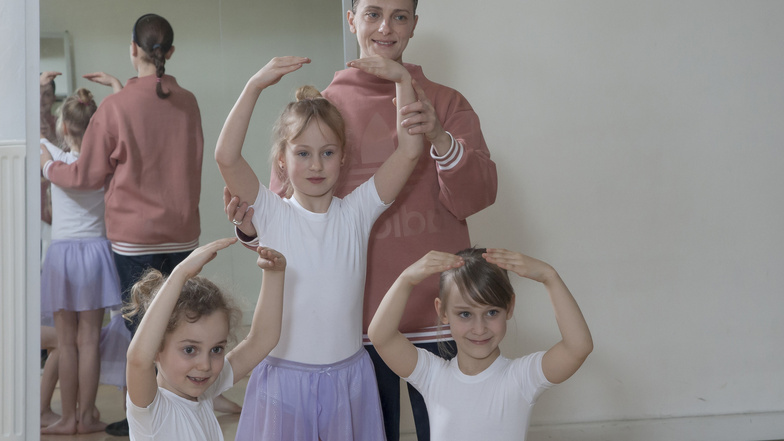 Balletttrainerin Beatrice Peana übt mit Jasmin, Fiona und Romina (v. l.). Die erste kleine Choreografie ist bereits einstudiert.