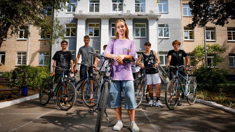 Daria (vorn), Gregori, Artur und die anderen Jugendlichen aus Mariupol freuen sich über die Fahrradspende aus Dresden.