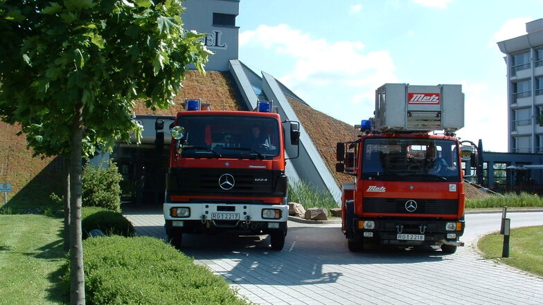 1999 machte der Riesenhügel gerade auf; hier mit dem LF 16 und der Drehleiter der Hauptstelle Riesa. Letztere ist noch immer im Dienst.