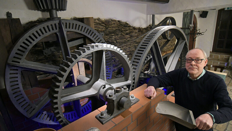 Inhaber Henry Firley steht im Waldgasthof Zur Margaretenmühle vor dem Getriebe der ehemaligen Mühle, das erhalten wurde. Auch der Raum, in dem es sich befindet, heißt deshalb „Getriebe“.
