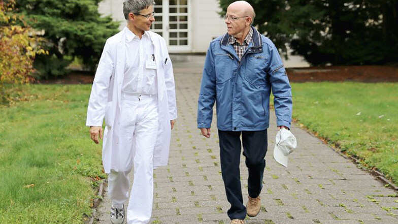 Dank Behandlung im Städtischen Klinikum Dresden wieder schmerzfrei zu Fuß unterwegs: Hans-Joachim P. (rechts) mit Oberarzt Dr. Christian Stelzner. 