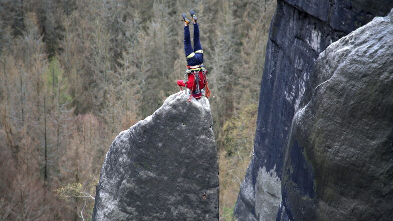 Akrobatik auf der sogenannten Flohspitze bei Schmilka.