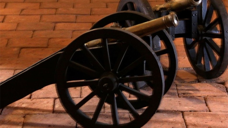 Ob mit den beiden, jeweils rund 90 Zentimeter langen Kanonen aus der ersten Hälfte des 19. Jahrhunderts jemals geschossen wurde, kann Bernd Wabersich nicht sagen. Vielleicht dienten sie auch nur zur Repräsentation.
