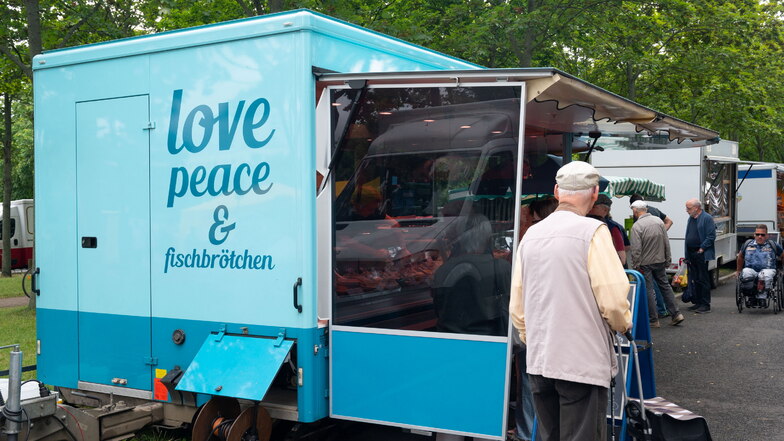 Love, Peace & Fischbrötchen verspricht dieses Auto auf dem Lingnermarkt.