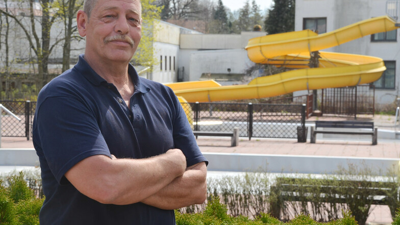 Michael Brosius ist Bademeister im Freibad Reichenbach/OL. Er hofft wie seine Mitarbeiter, dass die Freibadsaison am 15. Mai eröffnet werden kann.