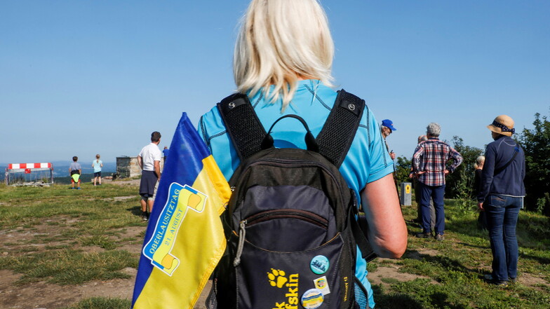 Heimatliebe im Rucksack: Diese Besucherin beim kleinen Festakt auf der Lausche trägt die blau-gelbe Fahne der Oberlausitz.