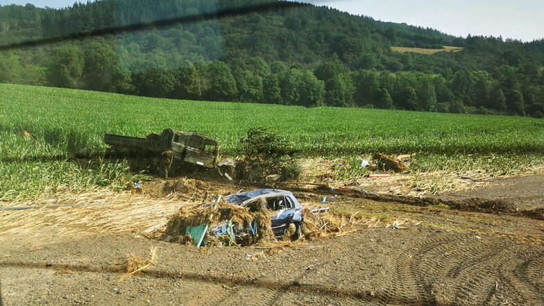 Kurz vor Einsatzende "retteten" die Döbelner ein Fahrzeug der Bundeswehr, dass im Schlamm feststeckte. Foto: privat