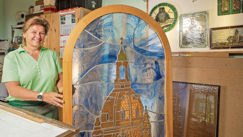 Das Meisterstück. Mit der Dresdner Frauenkirche krönte Ina Saalfrank ihren Abschluss als Glasermeisterin. Derzeit hat die Bleiglasarbeit ihren Platz in Saalfranks Werkstatt.
