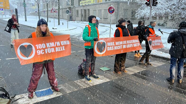 "Letzte Generation" blockiert Leipziger Verkehrsader