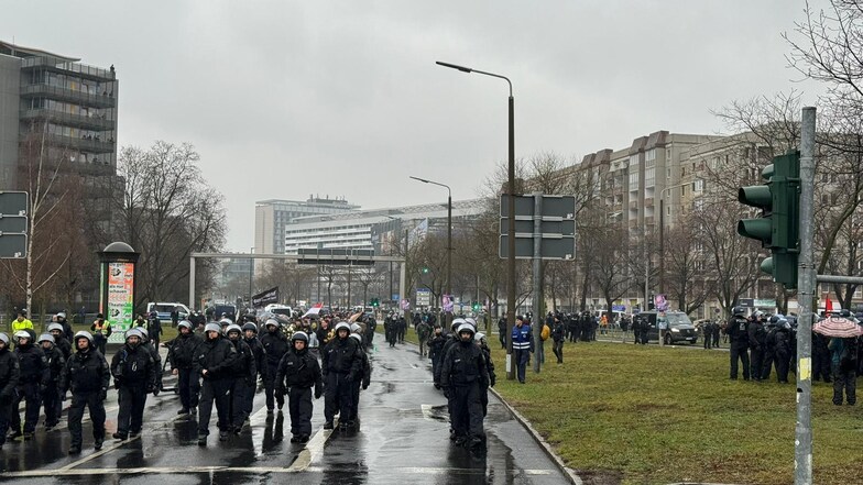 Polizeikräfte auf der St. Peterburger Straße