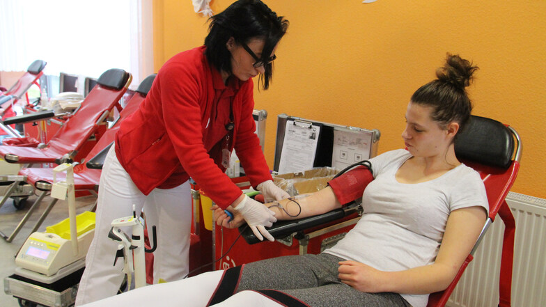 Sandra Becker war eine der ersten Spenderinnen am neuen Standort des Haema-Blutspendedienstes im Albert-Stift. Sie wurde von Jacqueline Butzner betreut.
