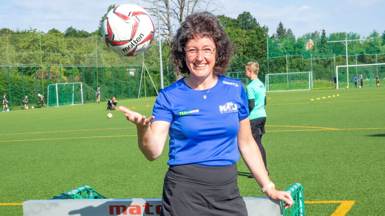 Annett Lietze, Sportjugendkoordinatorin des Kreissportbundes, ist begeistert von dem Fußballcamp des Döbelner SC.
